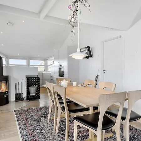 Dom wakacyjny 4 Bedroom Beautiful In *