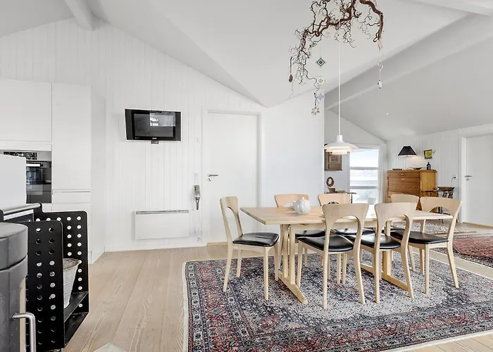 Dom wakacyjny 4 Bedroom Beautiful In Løkken