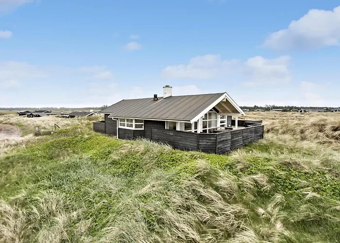 4 Bedroom Beautiful In Сasa de vacaciones Løkken